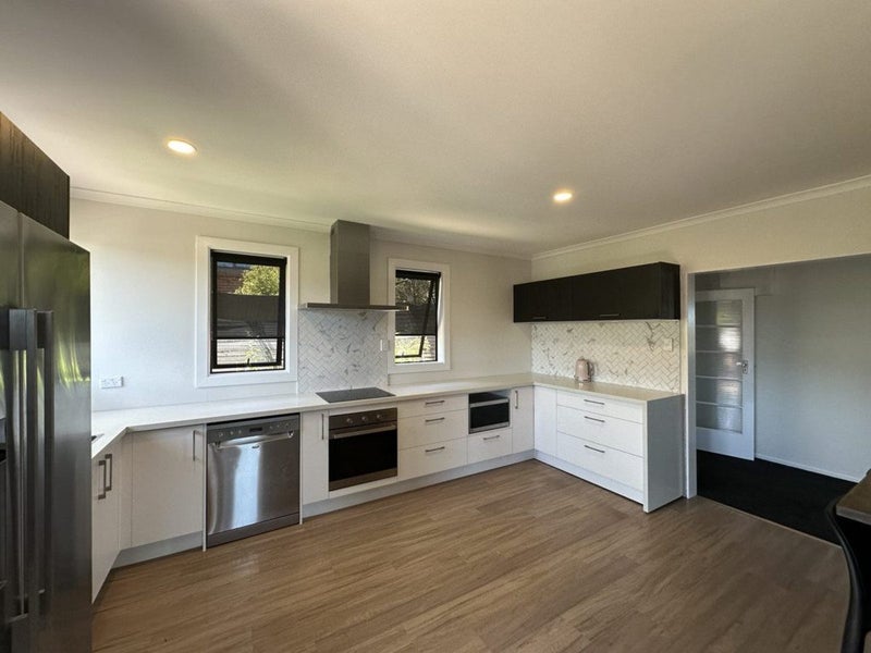 8 Thomson Street, Green Island, Dunedin - Carousel 2