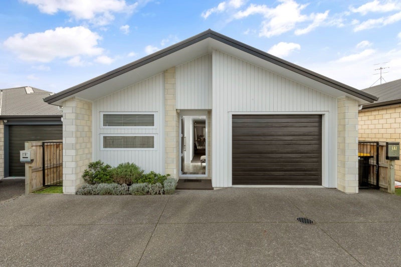11 Capstan Close, Pyes Pa, Tauranga - Carousel 1