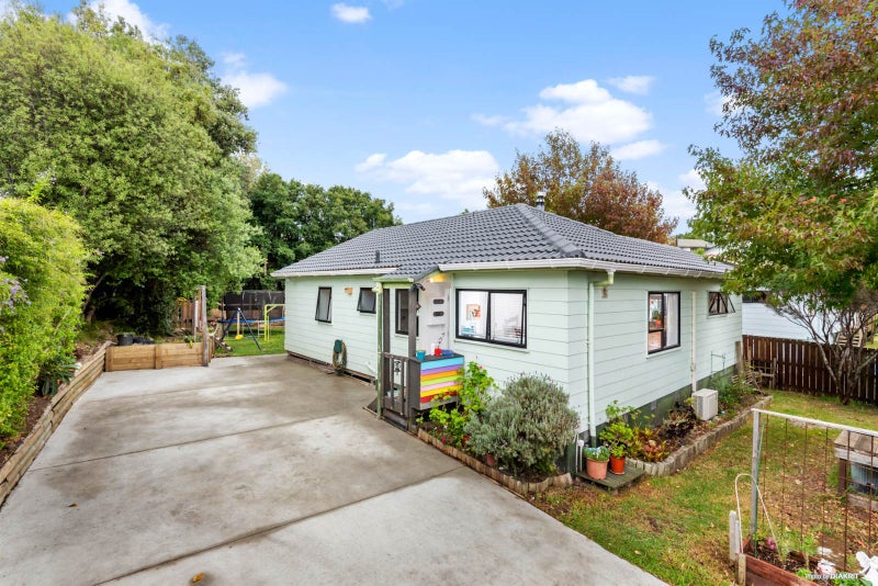 8 Holmes Drive, West Harbour, Auckland - Carousel 1