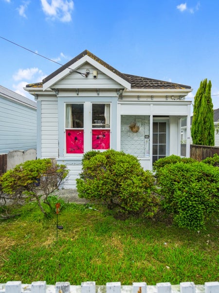 65 Derwent Street, Island Bay, Wellington - Carousel 1