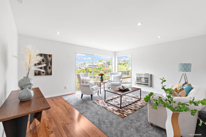 8 Lakeridge Close, Northcross, Auckland - Carousel 1