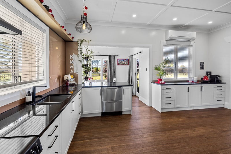 19 Stanley Road, Stratford - Carousel 2