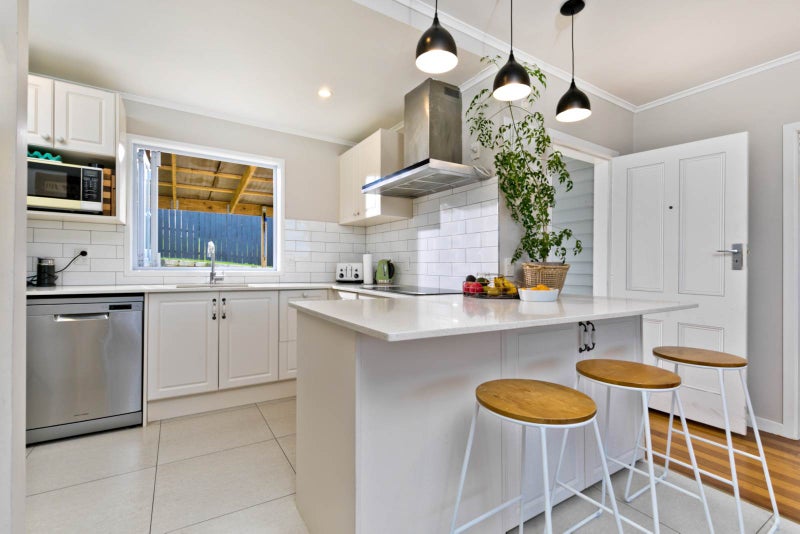 2/17 Masterton Road, Rothesay Bay, Auckland - Carousel 1