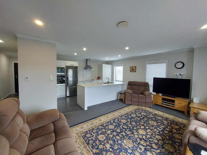 18 Ridgedale Crescent, Flagstaff, Hamilton - Carousel 2