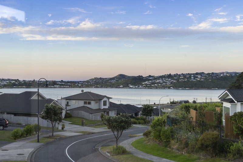 26 Margaret Shields Avenue, Aotea, Porirua - Carousel 34