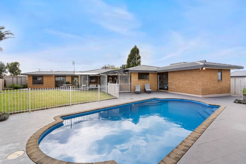 15 Donegan Place, Conifer Grove, Takanini - Carousel 1