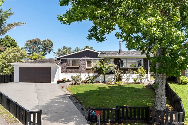 15 Maroubra Place, Botany Downs, Auckland - Carousel 1