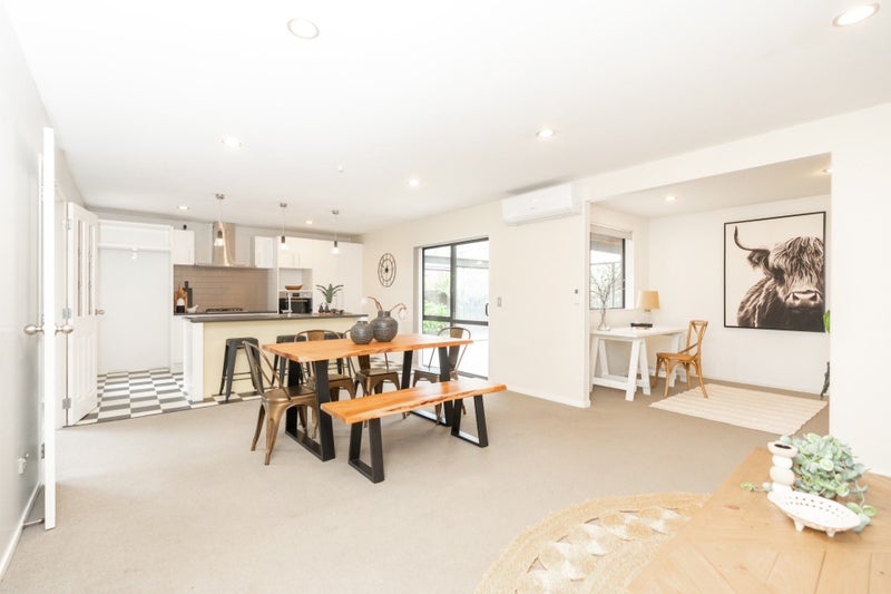 39 The Ford, Huntington, Hamilton - Carousel 1