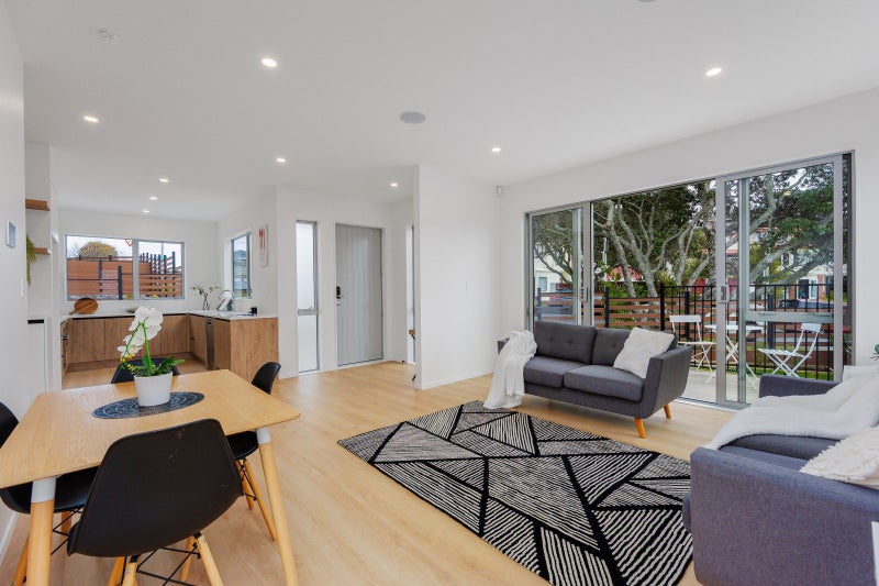 7 Sunrise Avenue, Murrays Bay, Auckland - Carousel 1