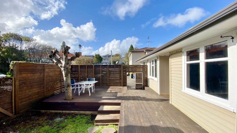 2/8 Belmont Terrace, Milford, Auckland - Carousel 2