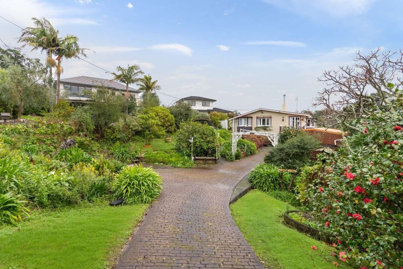 886 Beach Road, Waiake, Auckland - Carousel 1