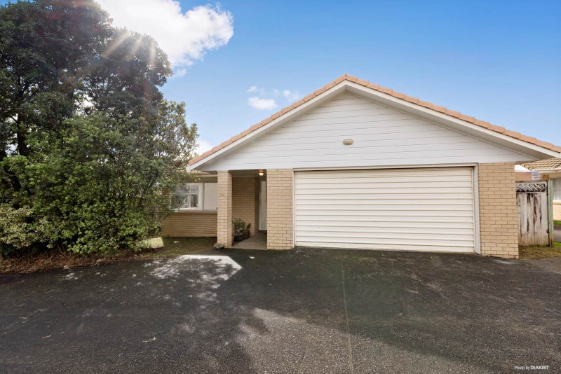 1/7 Bernie Edwards Place, Botany Downs, Auckland - Carousel 1