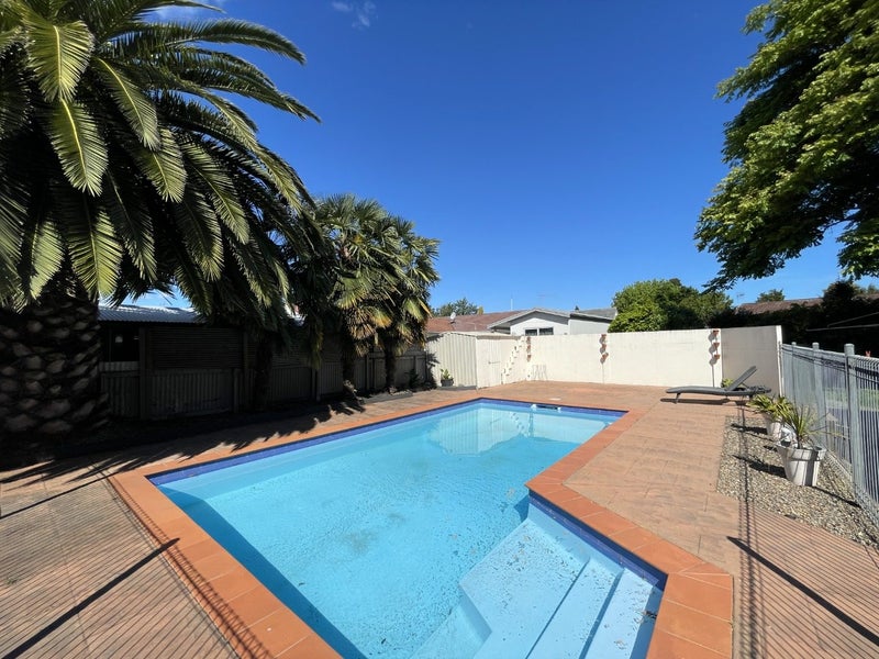 1107 Caroline Road, Mayfair, Hastings - Carousel 1