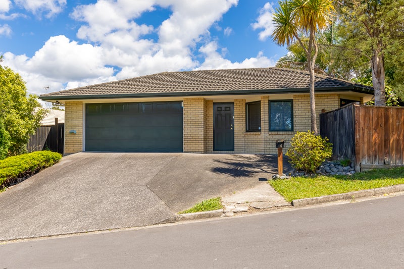 4 Cloghan Close, Massey, Auckland - Carousel 1