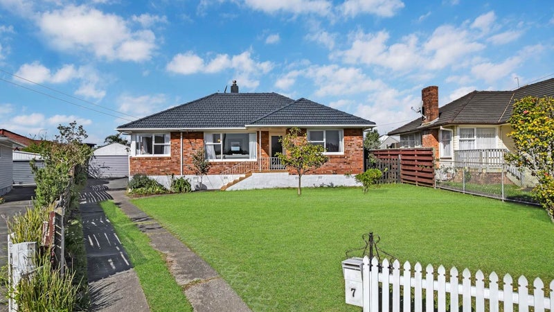 7 Cordelia Place, New Windsor, Auckland - Carousel 1