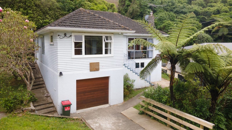 60 The Drive, Tawa, Wellington - Carousel 1