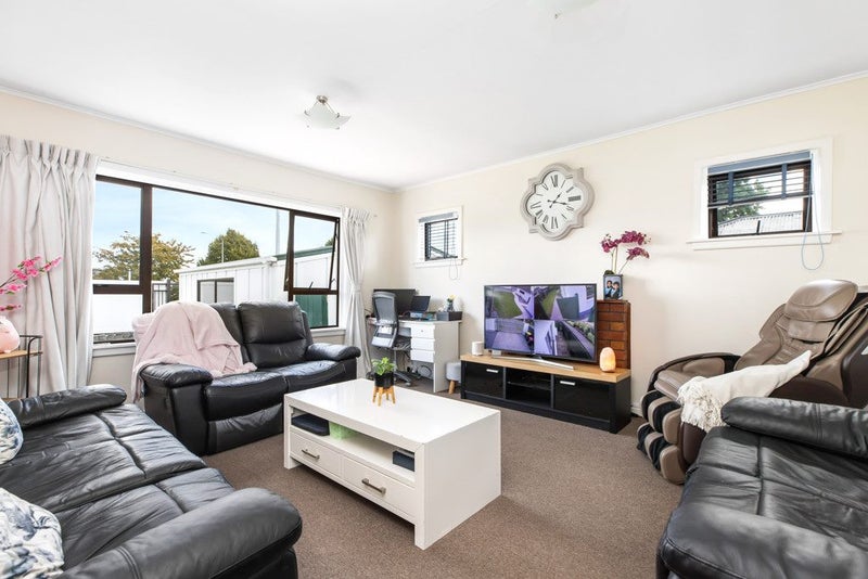 1/40 Grimseys Road, Redwood, Christchurch - Carousel 2