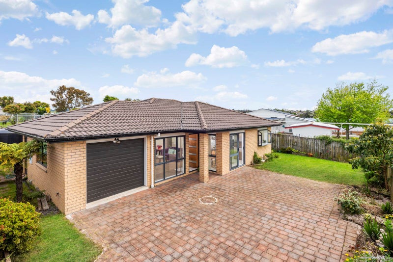 16A Vanguard Road, Kelston, Auckland - Carousel 1