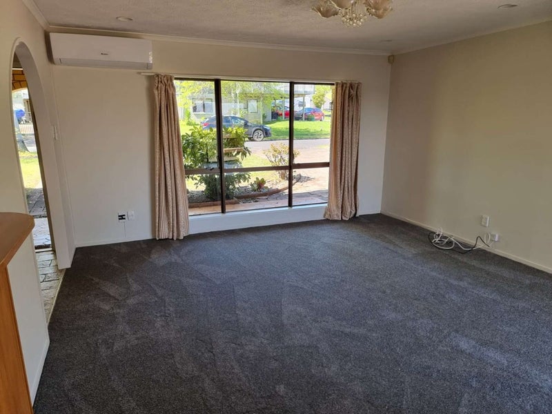 47 Dalwhinnie Parade, Highland Park, Auckland - Carousel 2