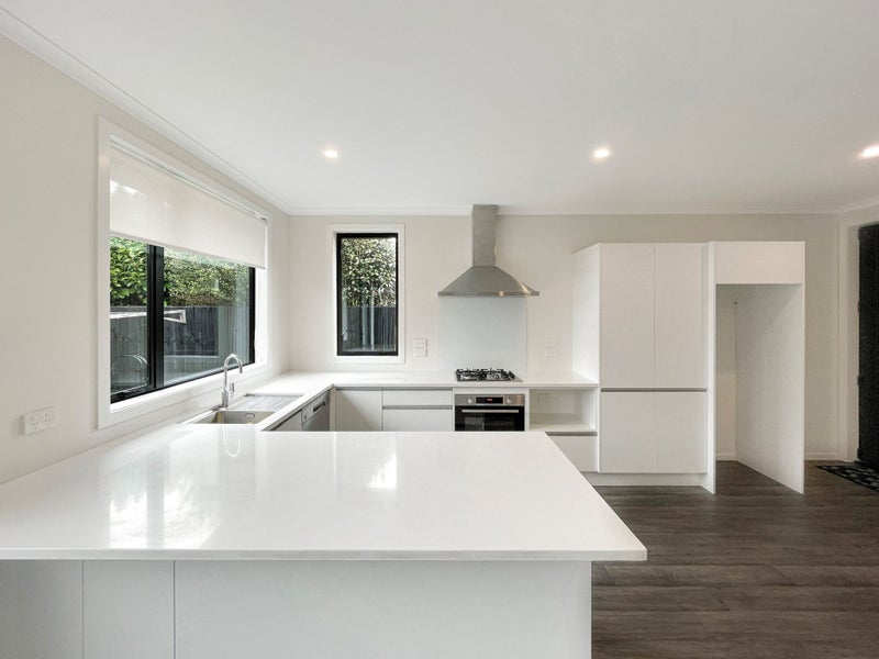 1/14 Hooker Avenue, Chedworth, Hamilton - Carousel 2