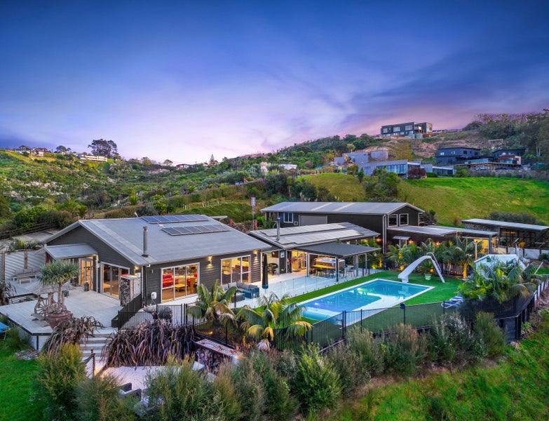 189 Point View Drive, East Tamaki Heights, Auckland - Carousel 1