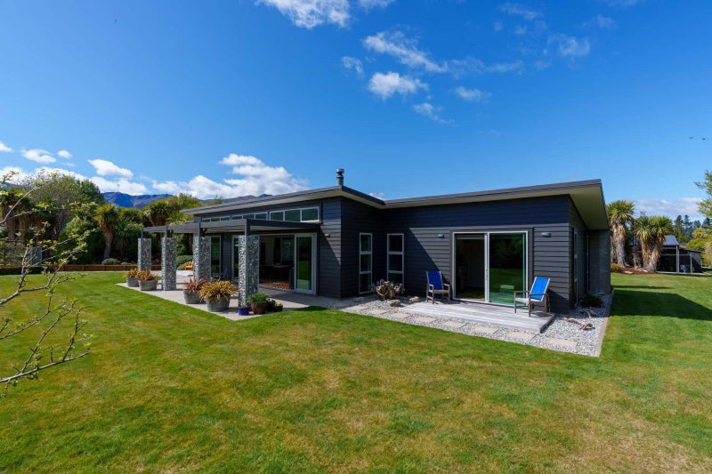28 Sam John Place, Lake Hāwea - Carousel 1