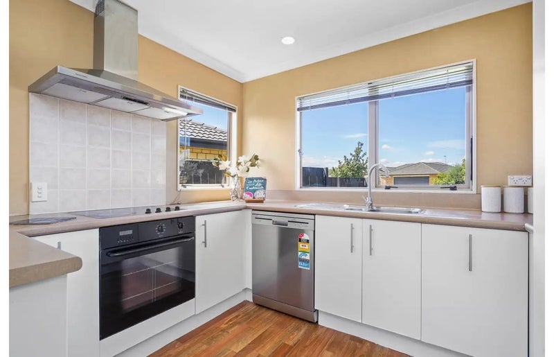 4 Thistlewood Avenue, Hamilton East, Hamilton - Carousel 2