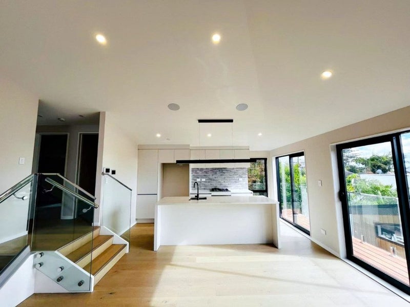 5 Tapatai Place, Castor Bay, Auckland - Carousel 2