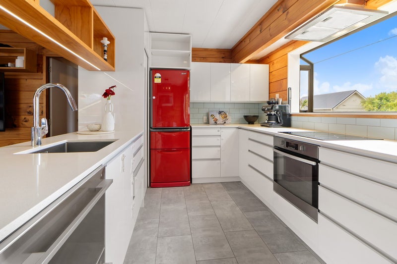 210A Queens Drive, Lyall Bay, Wellington - Carousel 2