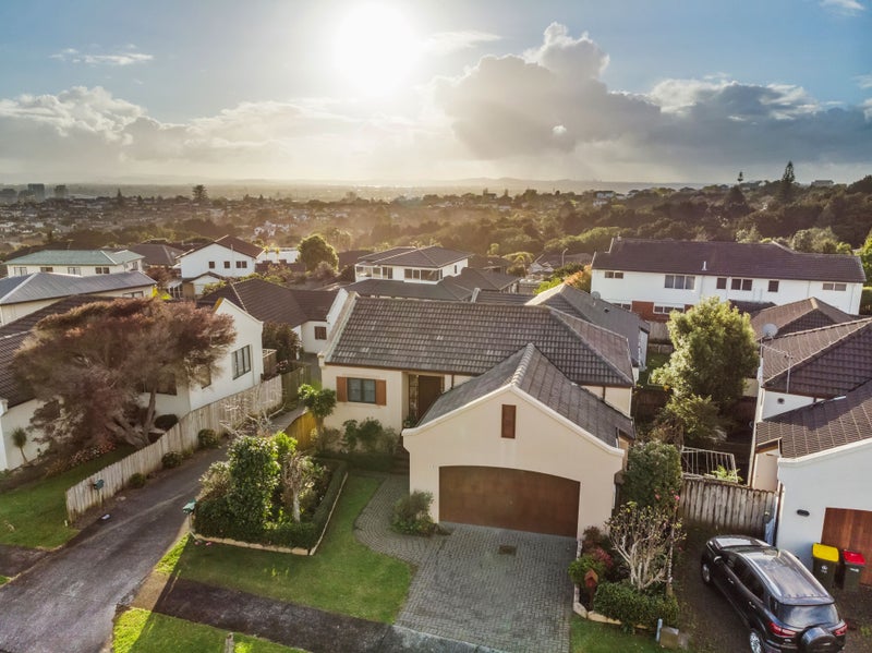 4/11 Ribbonwood Crescent, Goodwood Heights, Auckland - Carousel 1