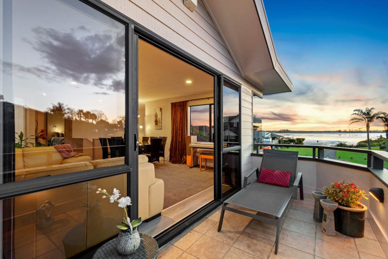 1 Gleneagles Grove, Wattle Downs, Auckland - Carousel 2