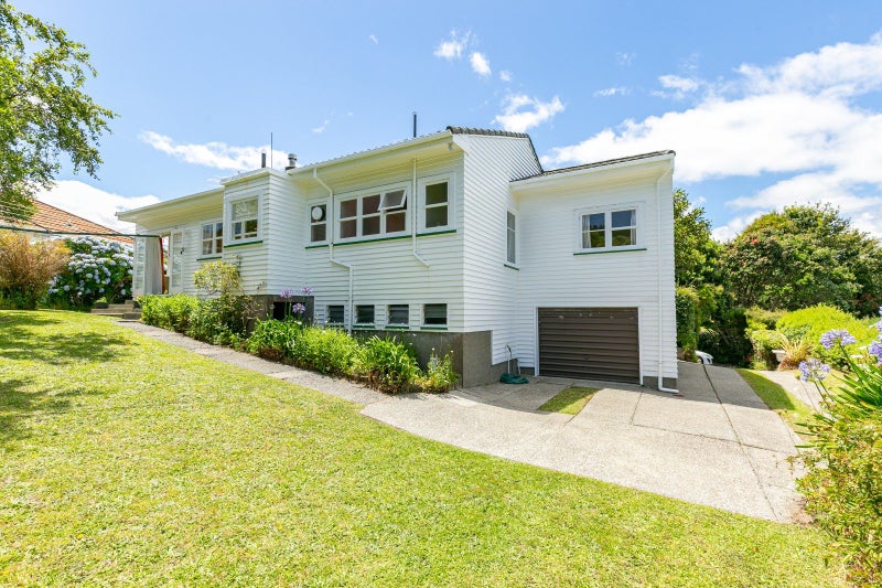 12 Roy Street, Tawa, Wellington - Carousel 1