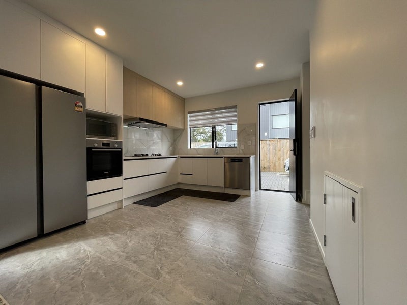 8D Blyton Lane, Pakuranga Heights, Auckland - Carousel 2