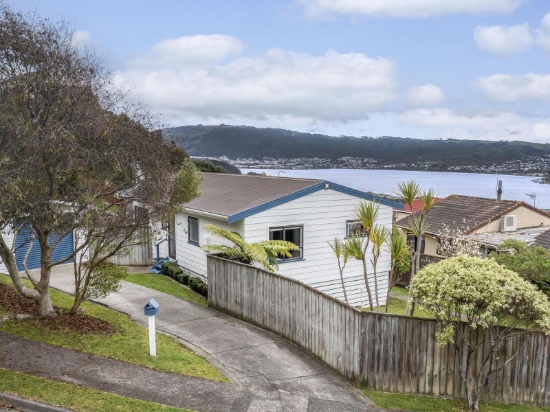 4 Solway Place, Papakowhai, Porirua - Carousel 1