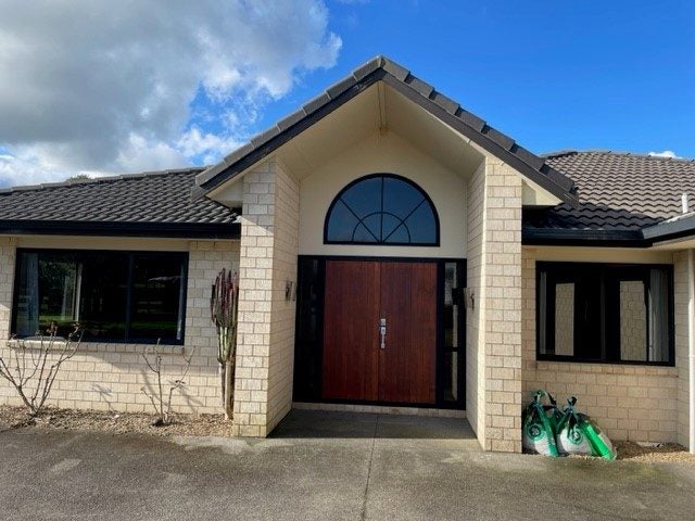 8 Frank Knight Place, Waiuku, Waiuku - Carousel 1