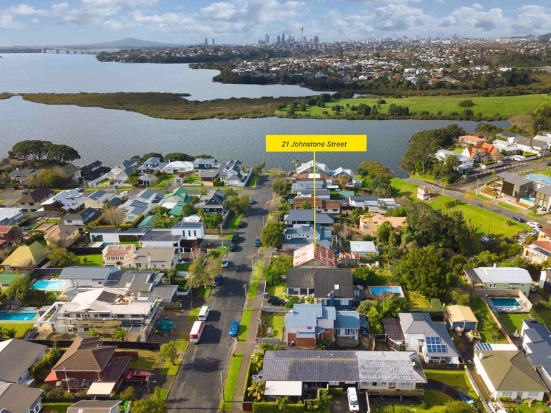 21 Johnstone Street, Point Chevalier, Auckland - Carousel 2