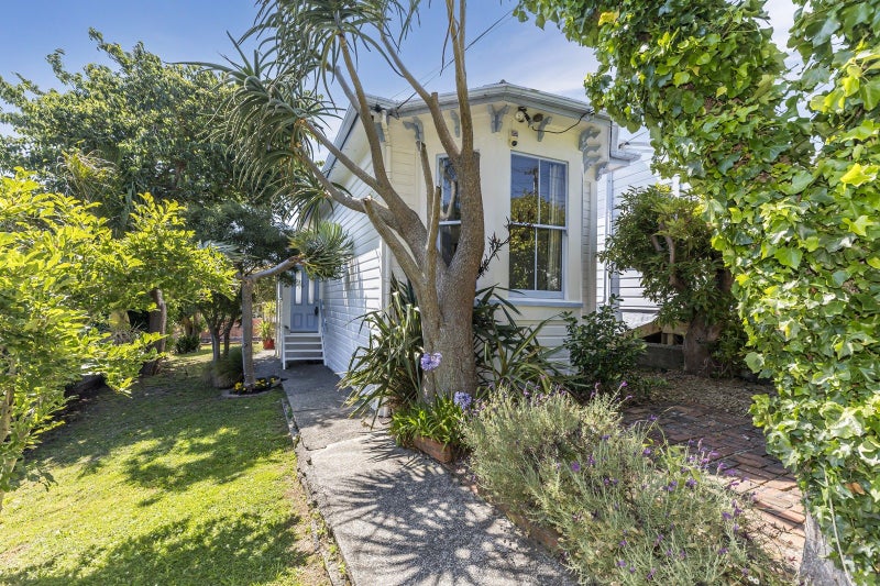 81 Stanley Street, Berhampore, Wellington - Carousel 1