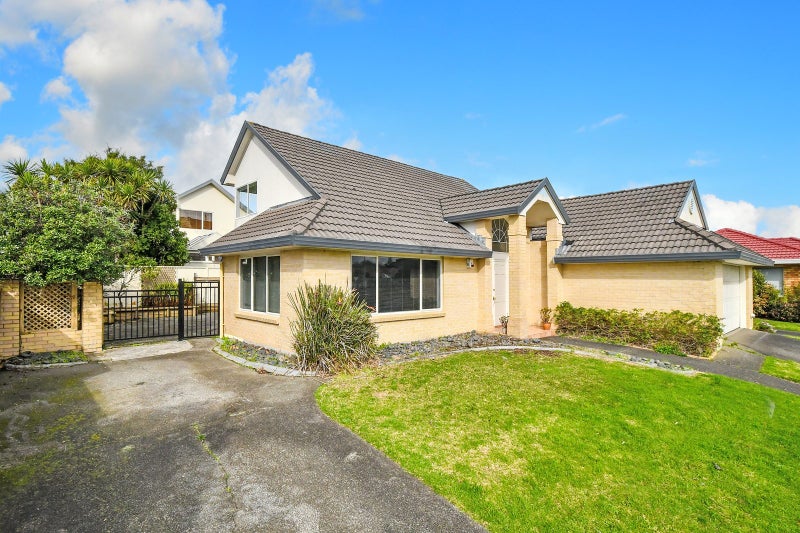 1/132 Millhouse Drive, Northpark, Auckland - Carousel 1