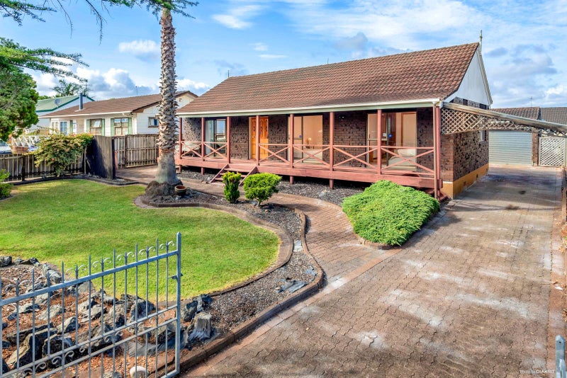 13 Highland Park Drive, Highland Park, Auckland - Carousel 1