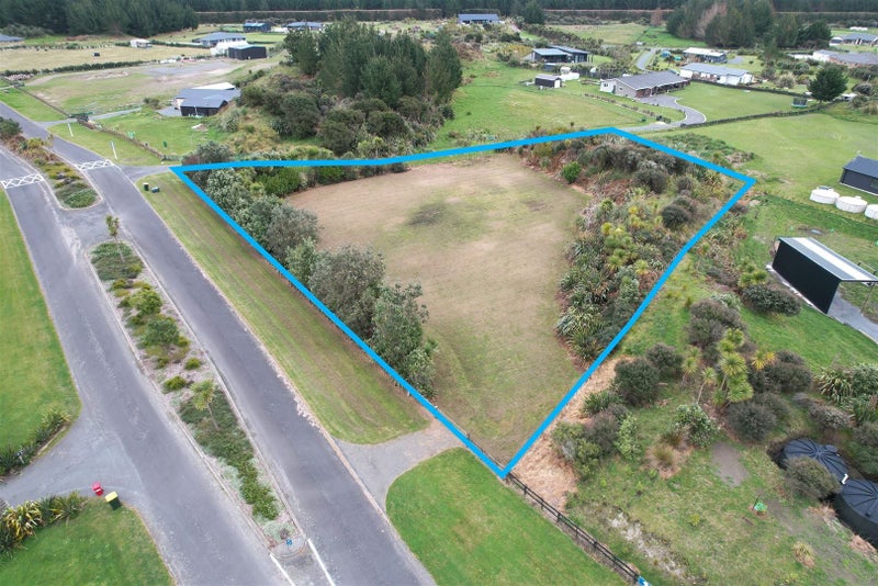 18 Awarangi Rise, Oratia, Auckland - Carousel 1