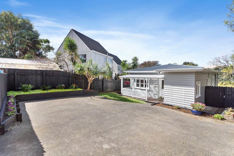 1/6 Nile Road, Milford, Auckland - Carousel 1