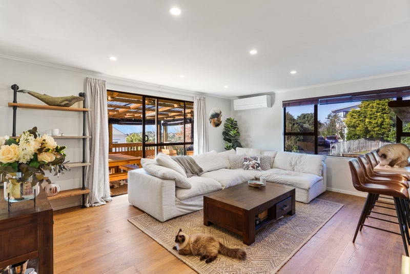 3 Raelene Place, Massey, Auckland - Carousel 1