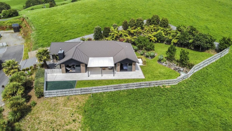 3C Honeyfield Drive, Whalers Gate, New Plymouth - Carousel 24