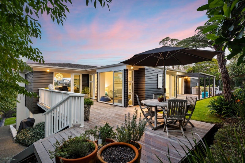 37 Eastcliffe Road, Castor Bay, Auckland - Carousel 1