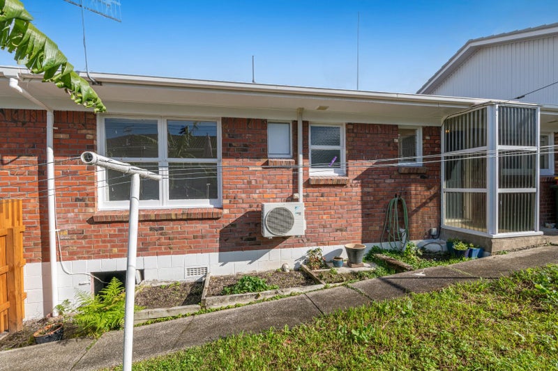2/11 Roberts Avenue, Bayswater, Auckland - Carousel 18