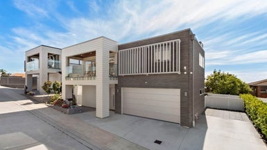 4 Awakirihi Close, Shamrock Park, Auckland - Carousel 1