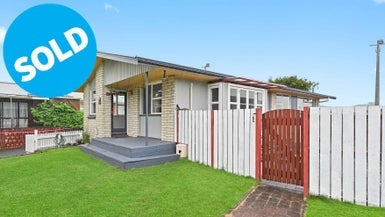 39 Rhonda Avenue, Deanwell, Hamilton - Carousel 1