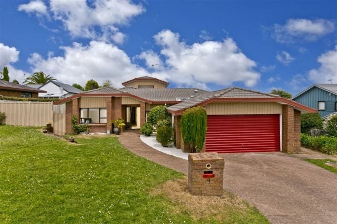 4 Landsberg Way, Windsor Park, Auckland - Carousel 1
