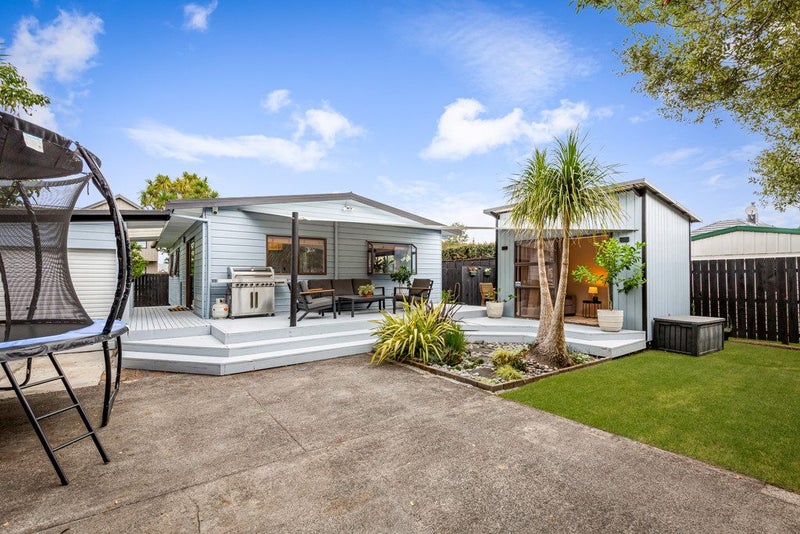 2/9 London Street, Te Atatu Peninsula, Auckland - Carousel 1
