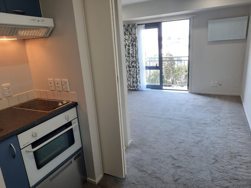 3J/10 Crown Lynn Place, New Lynn, Auckland - Carousel 1